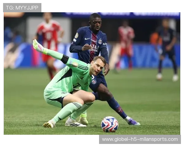 巴黎圣日耳曼边路配合密集制造威胁