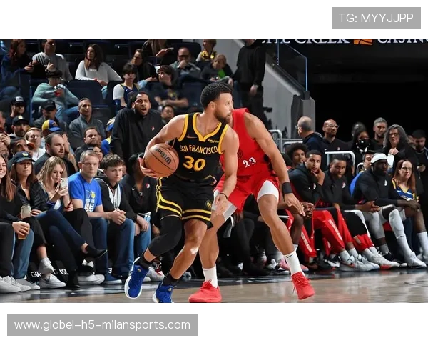 库里高难度出手仍然命中：弧线之美与信念之力